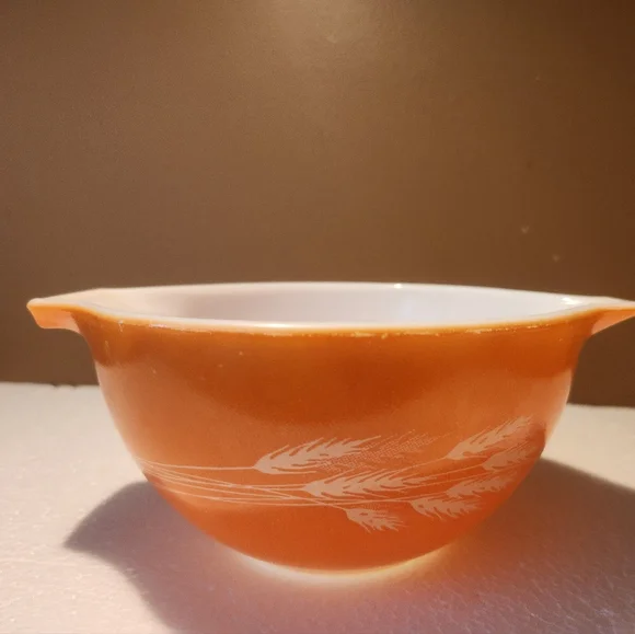 2 Vintage Pyrex Red and Orange Mixing Bowls 1.5L & 750ML - Picture 4 of 7